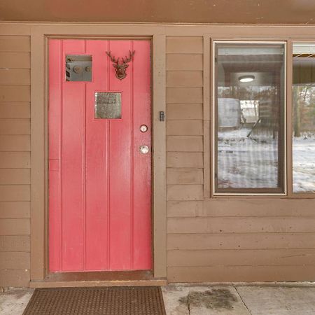 Pet-Friendly Irons Cottage About 4 Mi To Sand Lake! المظهر الخارجي الصورة