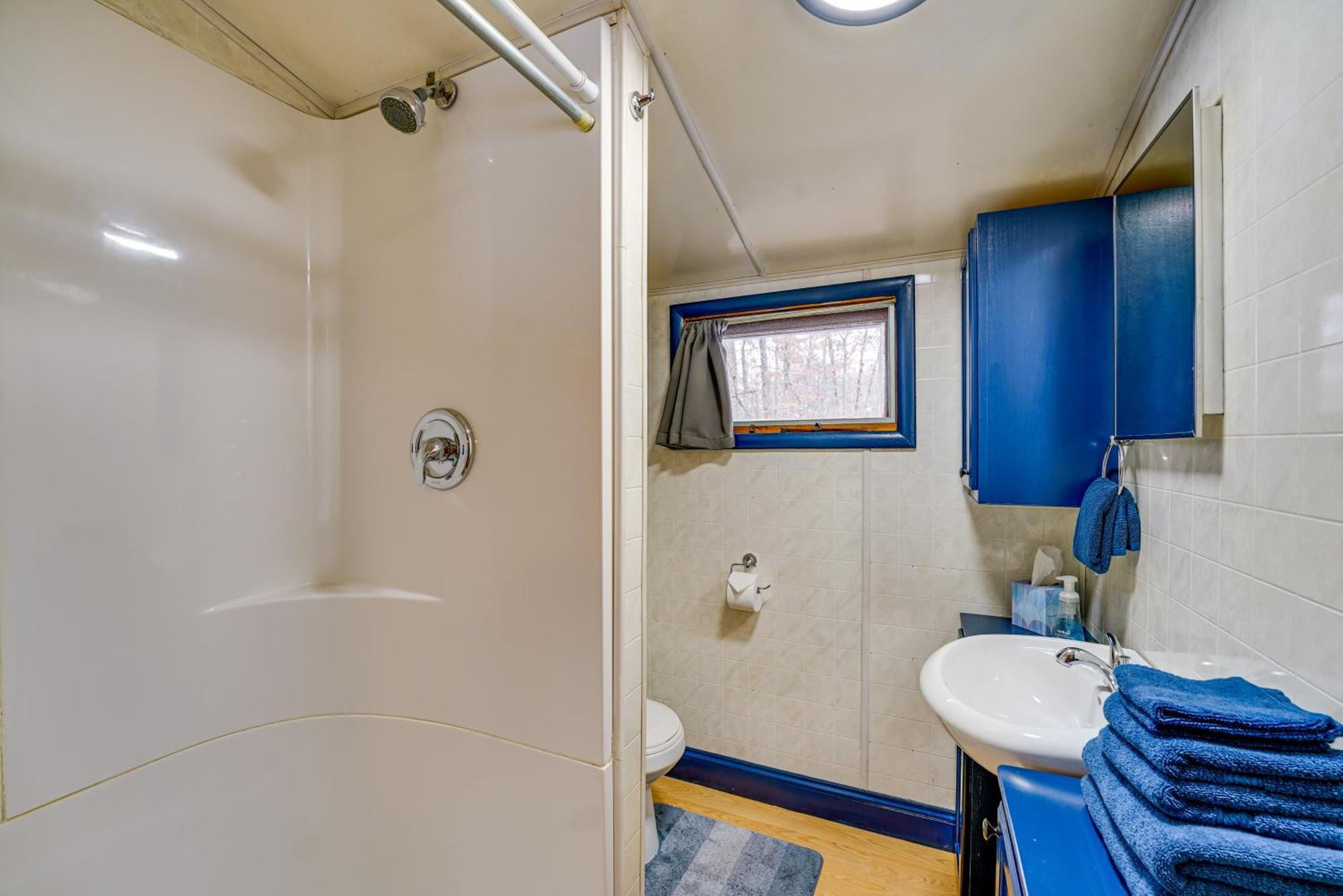 Pet-Friendly Irons Cottage About 4 Mi To Sand Lake! المظهر الخارجي الصورة