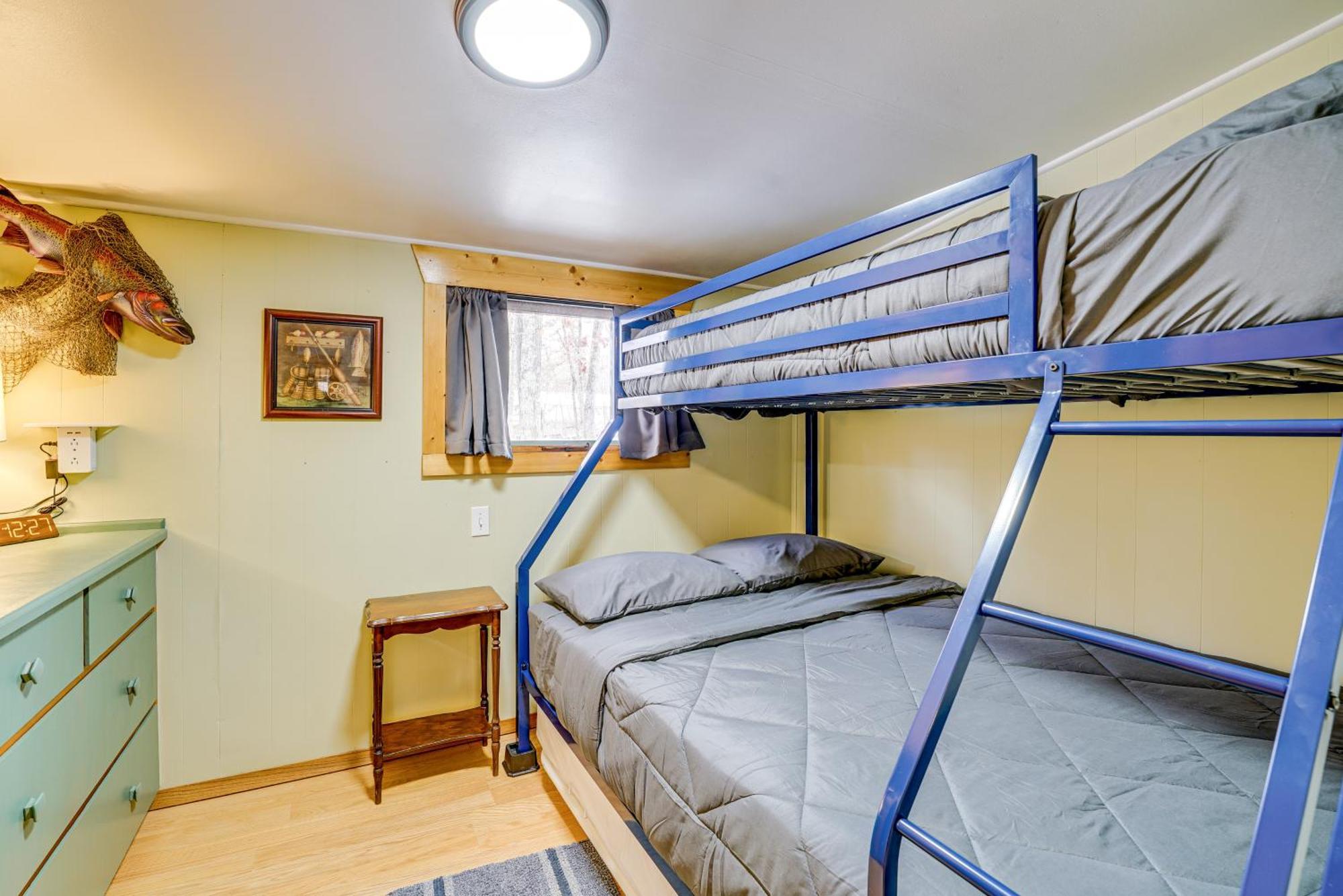 Pet-Friendly Irons Cottage About 4 Mi To Sand Lake! المظهر الخارجي الصورة