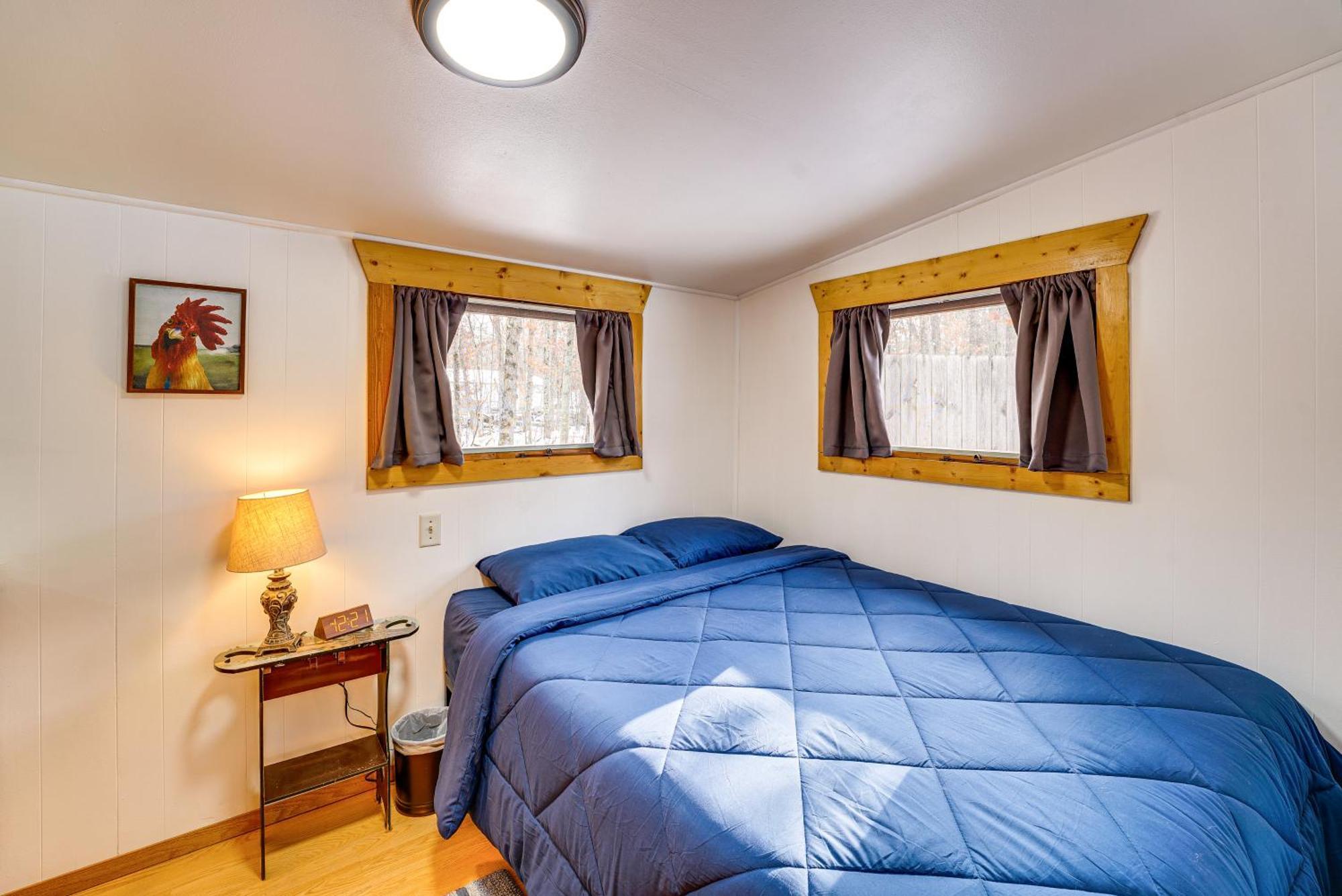 Pet-Friendly Irons Cottage About 4 Mi To Sand Lake! المظهر الخارجي الصورة