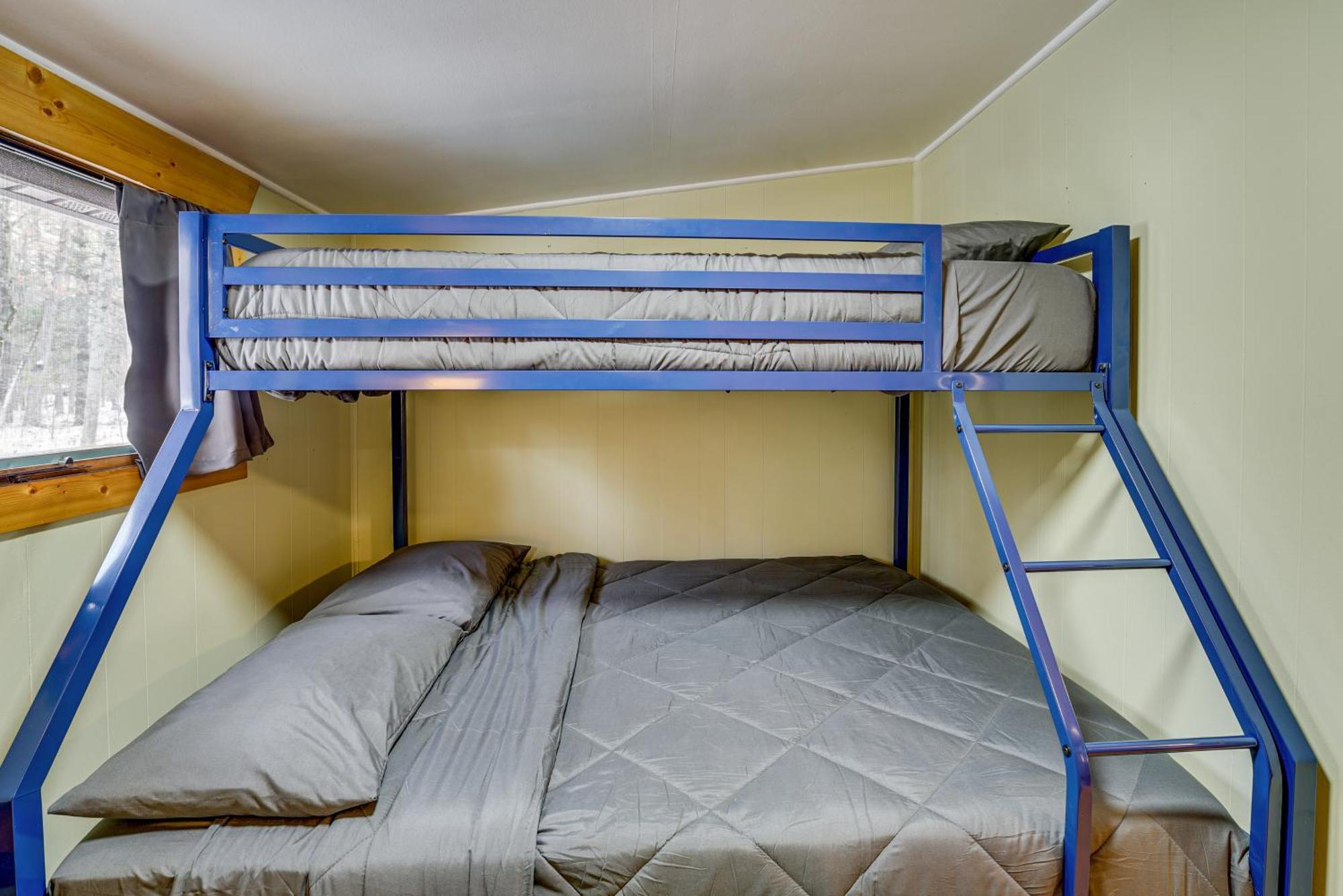 Pet-Friendly Irons Cottage About 4 Mi To Sand Lake! المظهر الخارجي الصورة