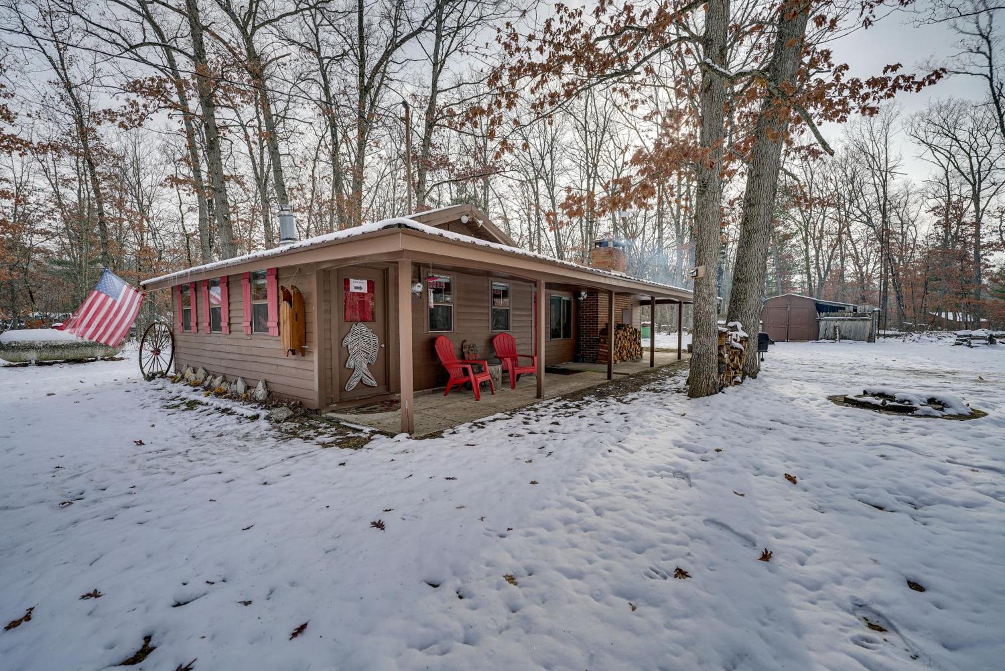 Pet-Friendly Irons Cottage About 4 Mi To Sand Lake! المظهر الخارجي الصورة