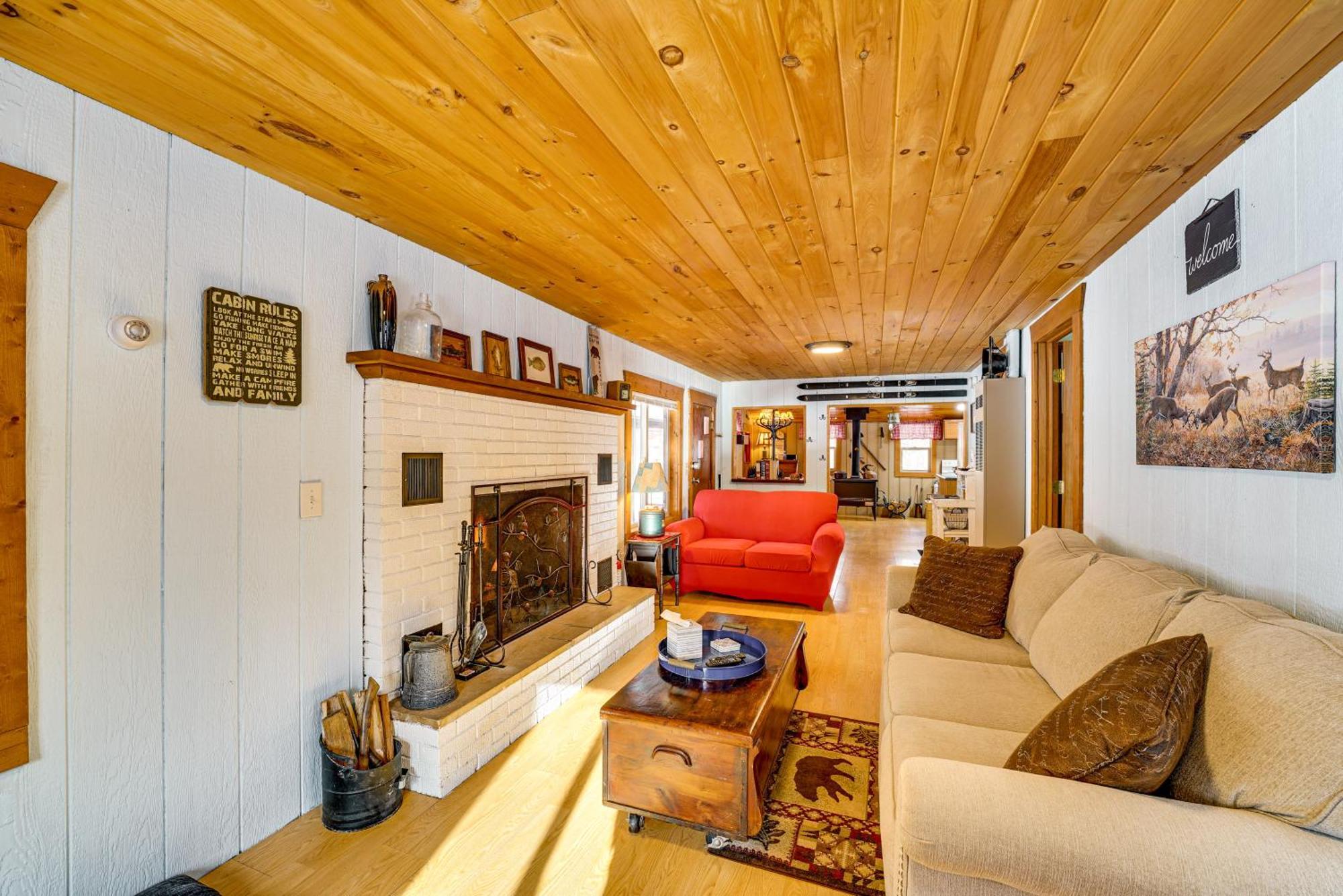 Pet-Friendly Irons Cottage About 4 Mi To Sand Lake! المظهر الخارجي الصورة