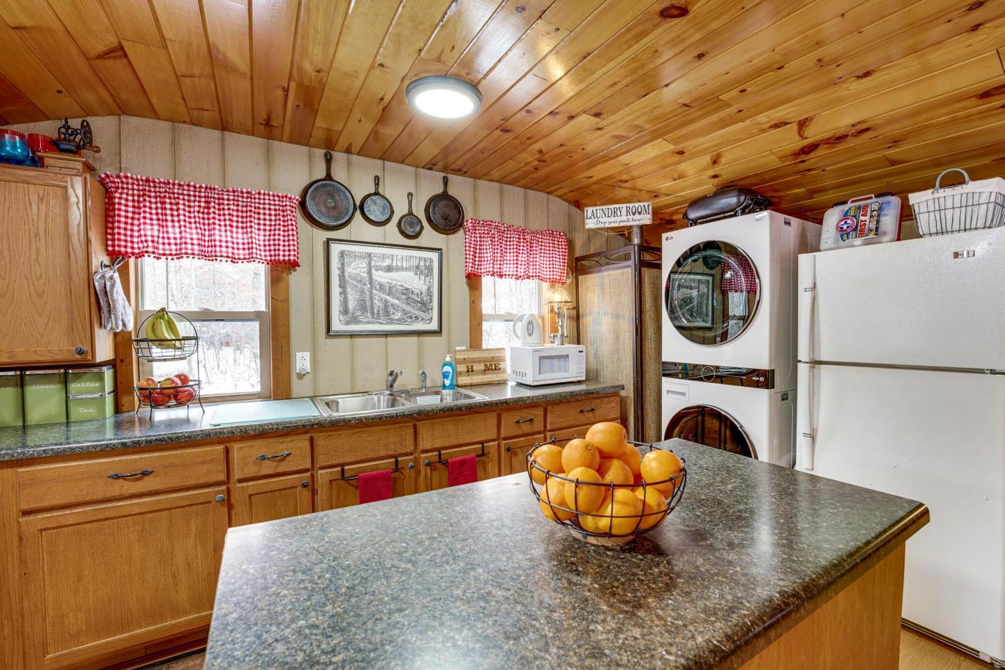 Pet-Friendly Irons Cottage About 4 Mi To Sand Lake! المظهر الخارجي الصورة