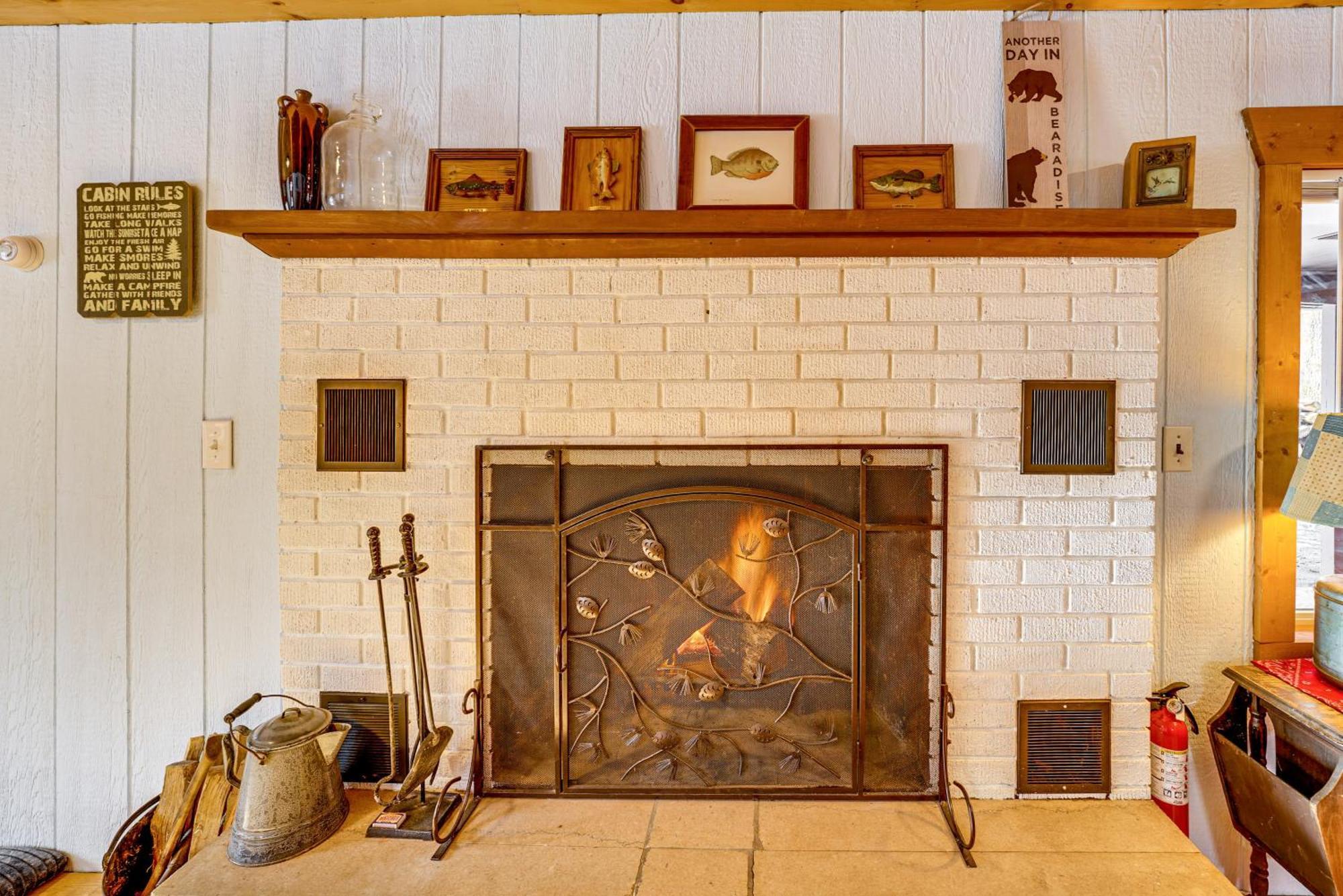Pet-Friendly Irons Cottage About 4 Mi To Sand Lake! المظهر الخارجي الصورة