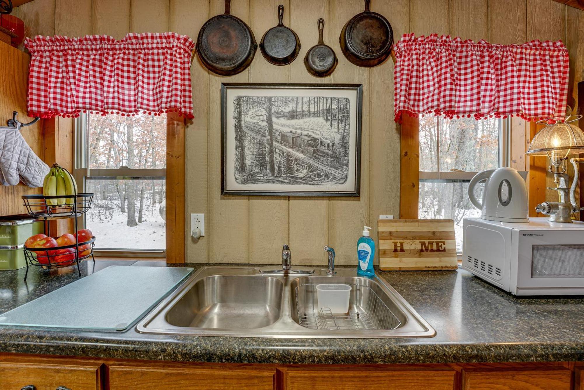 Pet-Friendly Irons Cottage About 4 Mi To Sand Lake! المظهر الخارجي الصورة